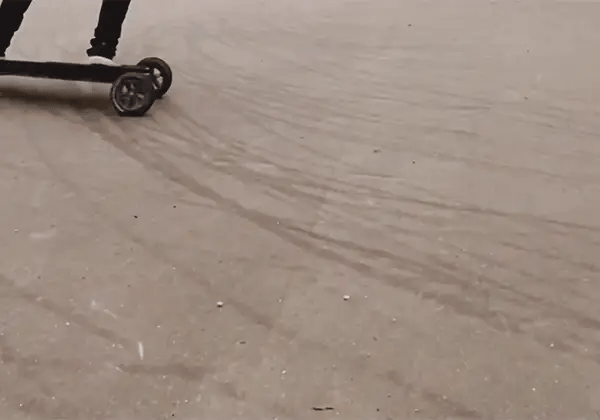 Electric skateboard smooth sliding with 165mm Cloudwheel Rover wheels during riding