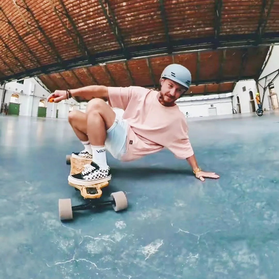 Verreal RS electric skateboard with double kingpin trucks for sharp turning and smooth, flexible carving.